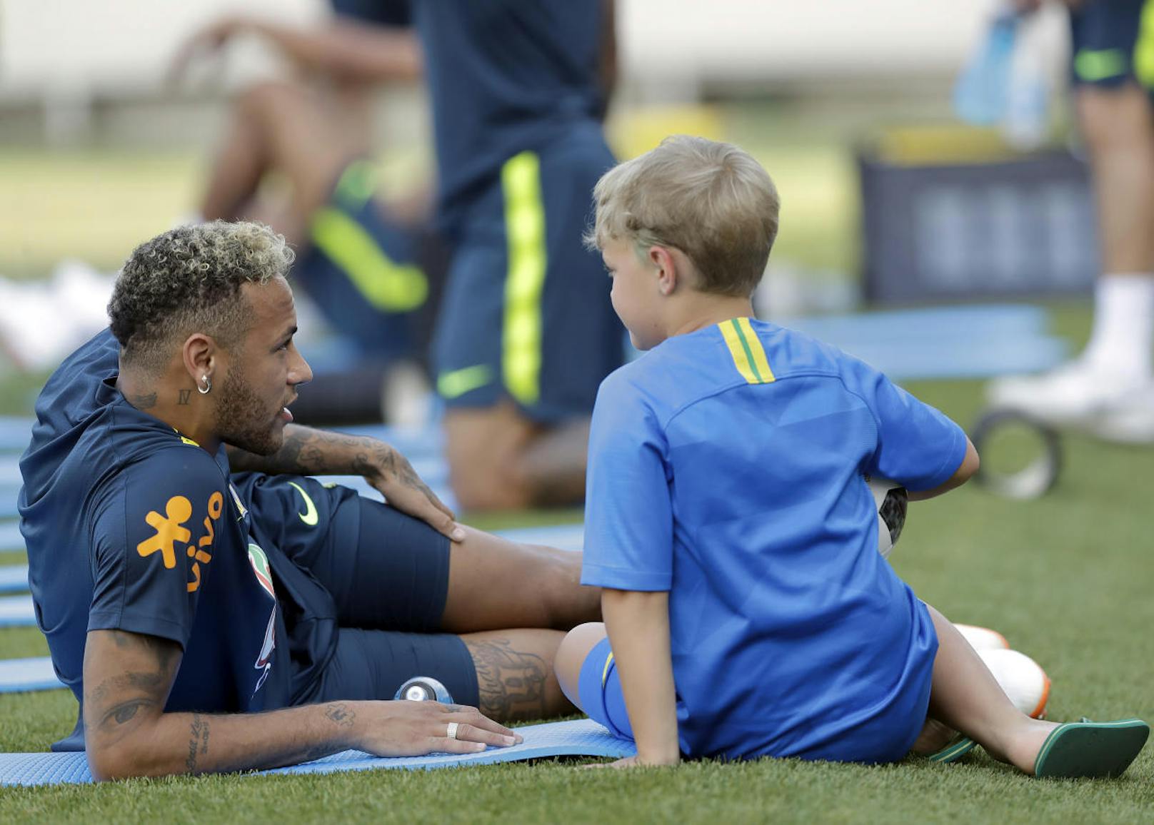 Neymars Sohn David Lucca schaute im brasilianischen Teamcamp vorbei.