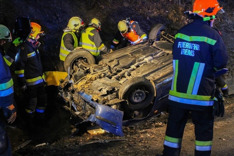 Der Wagen blieb unglücklich im Graben liegen, der Lenker war eingeschlossen.