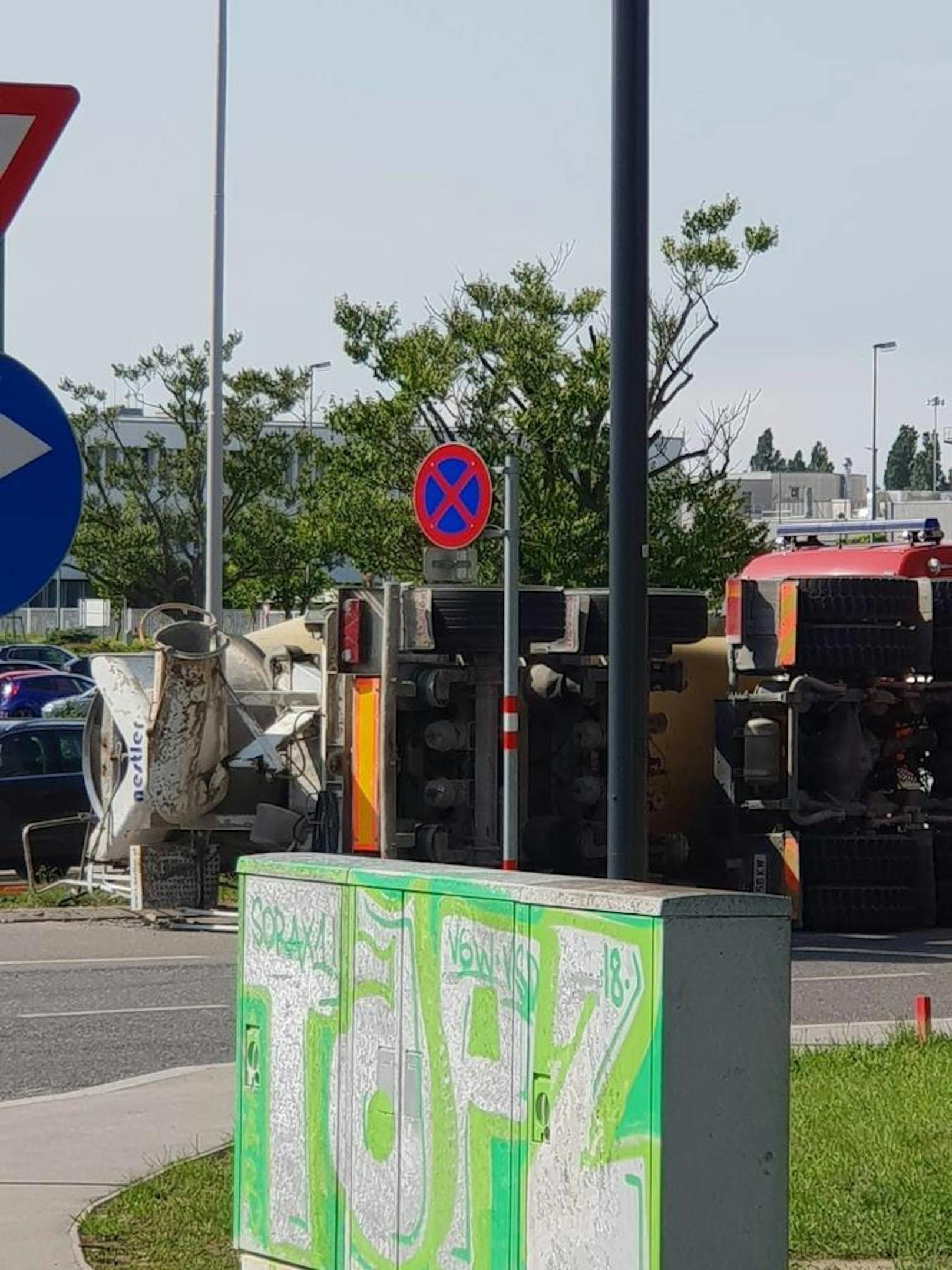 Auf der Groß-Enzersdorfer-Straße ist am Mittwoch ein Mischfahrzeug umgekippt. Glücklicherweise wurde niemand verletzt.