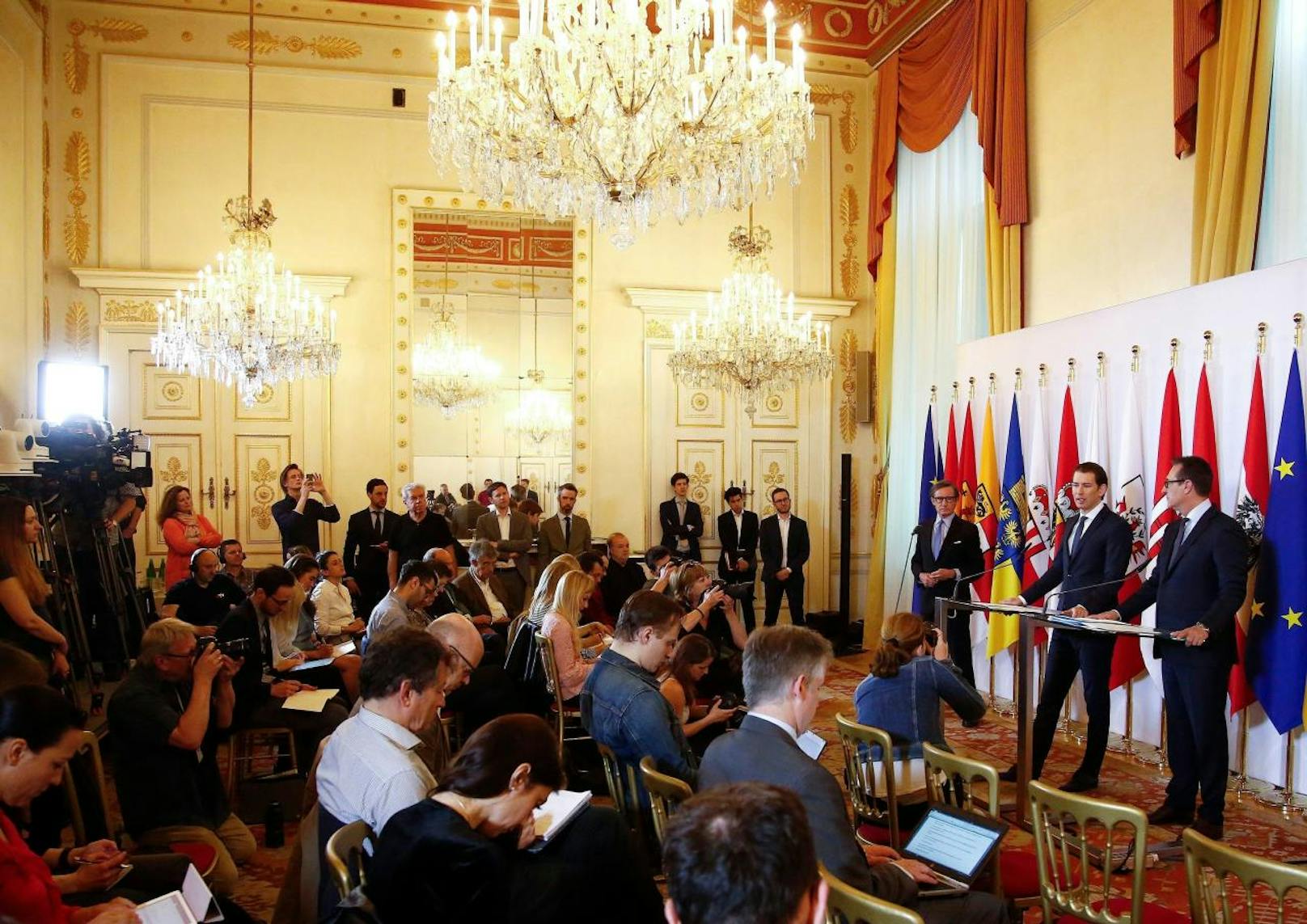 Bundeskanzler Sebastian Kurz, Vizekanzler Heinz-Christian Strache und Regierungssprecher Peter Launsky-Tieffenthal bei der Pressekonferenz am 24. April 2018.