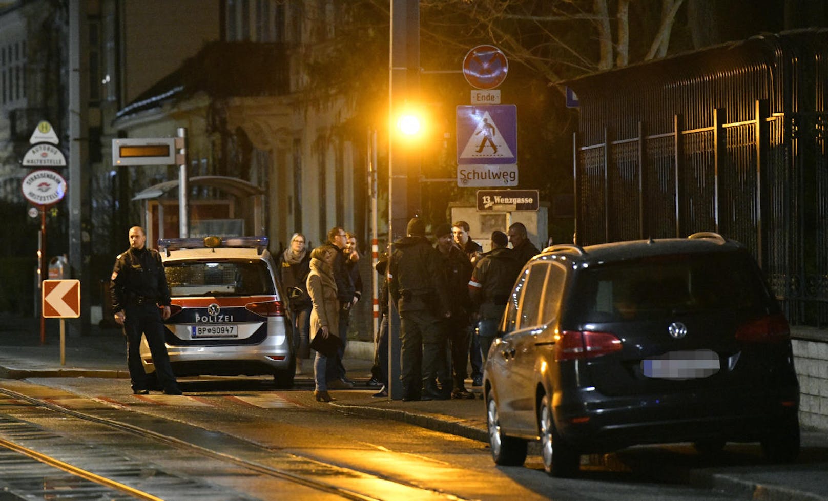 Ein Bundesheer-Soldat hat in der Nacht auf Montag einen Messerangreifer vor der iranschen Botschaft in Wien-Hietzing erschossen. 