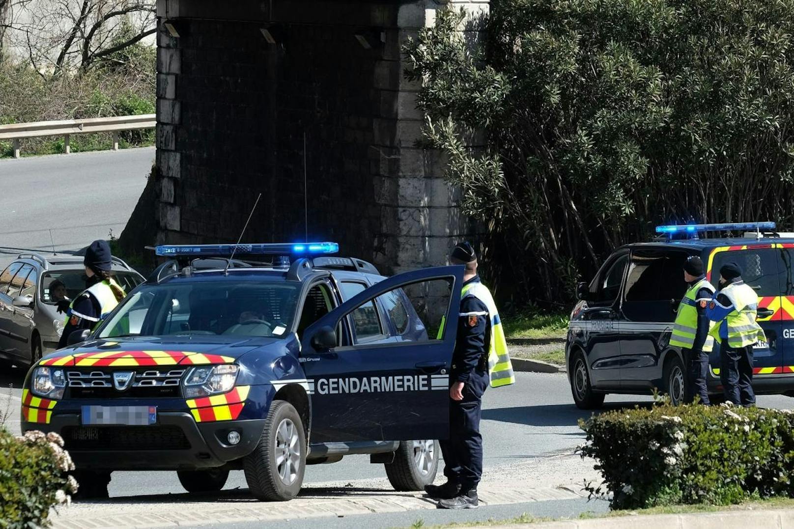 Ein Angreifer hat in Trebès mindestens zwei Menschen getötet. Er fordert die Freilassung des Pariser Attentäters Salah Abdeslam.