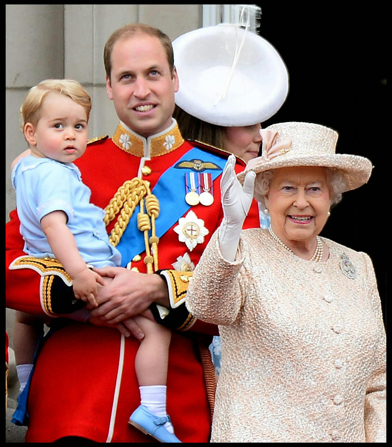 Pro Jahr sind im Durchschnitt mehr als 50.000 Menschen im Rahmen von Banketten, Mittagessen, Abendessen, Empfängen und Gartenpartys im Buckingham-Palast bei der Queen zu Gast.

Foto: 
13. Juni. 2015: Queen Elizabeth II mit ihrem Enkel Prinz William und Urenkel Prinz George auf dem Balkon des Buckingham Palace.