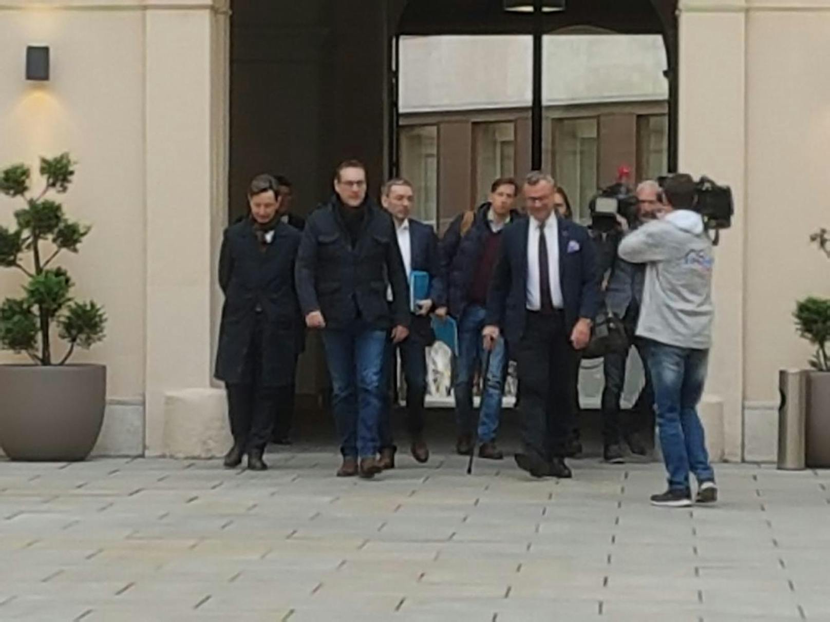 Die Ankunft der FPÖ-Delegation rund um Parteichef Heiz-Christian Strache (M.)