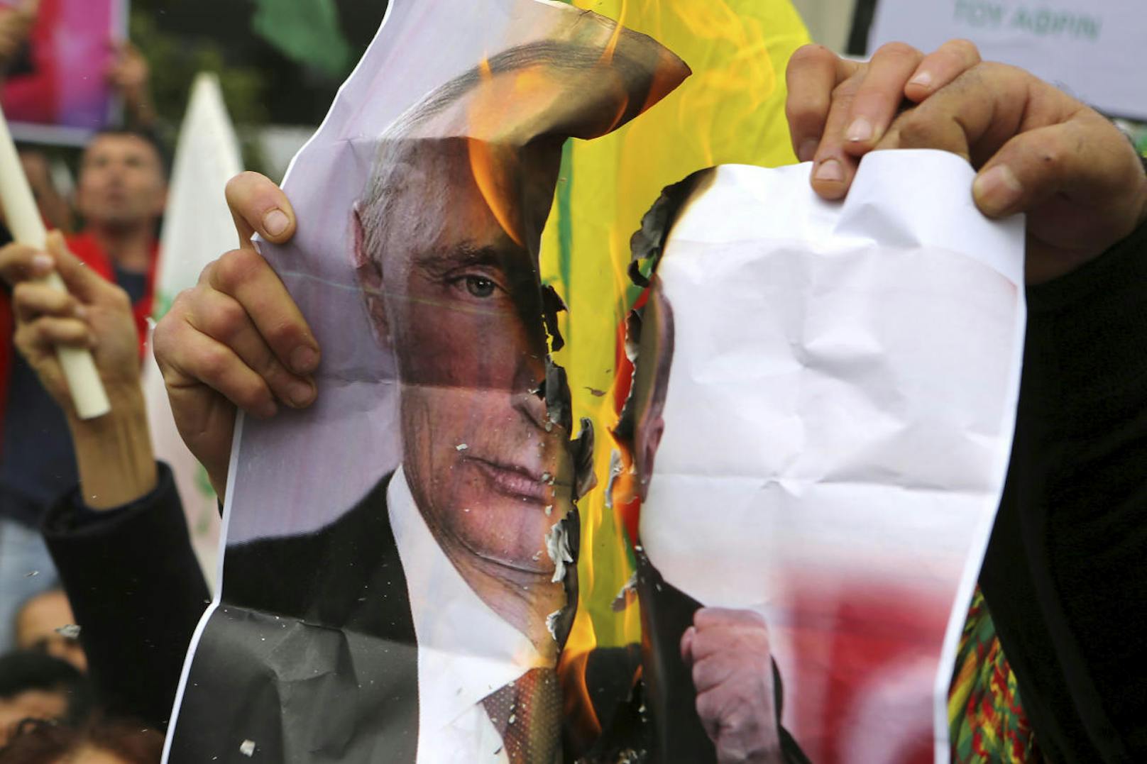 Zum anderen näherten sich der russische Präsident Wladimir Putin und Erdogan in den vergangenen Monaten an. Russland hält sich deshalb in Bezug auf den Konflikt zwischen der Türkei und den Kurden bedeckt. Im Interesse Moskaus ist, dass das Verhältnis zwischen der Türkei und den USA leiden dürfte.