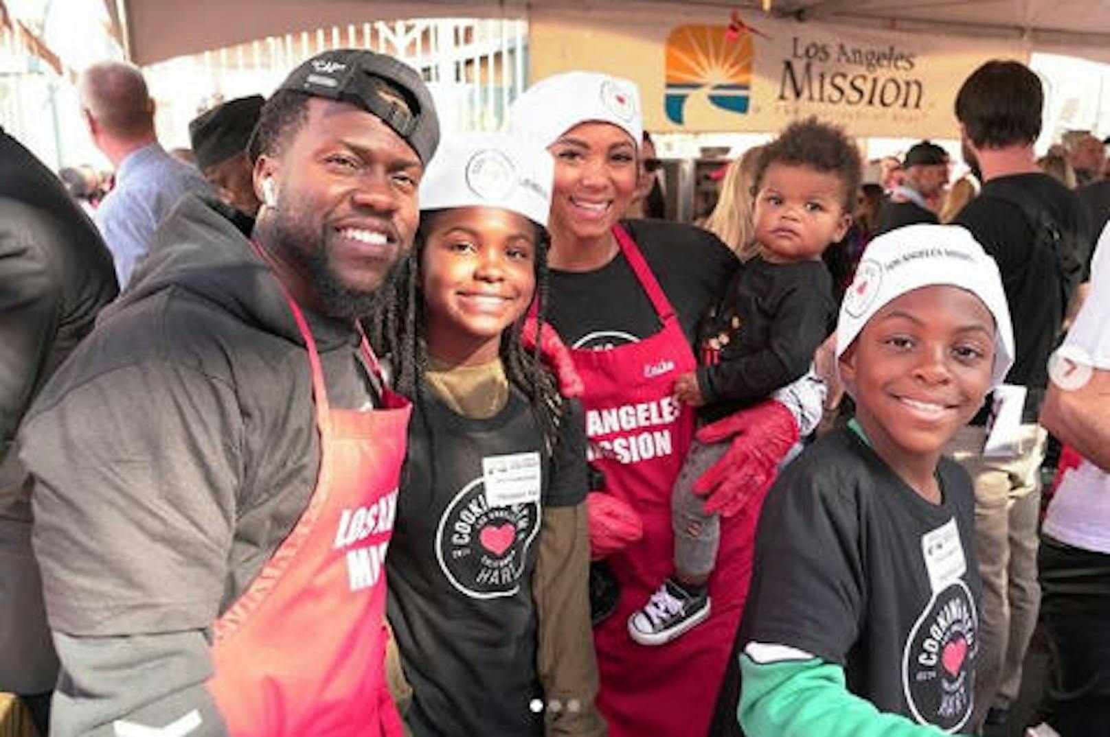 Kevin Hart verteilte zu Thanksgiving Essen an Bedürftige