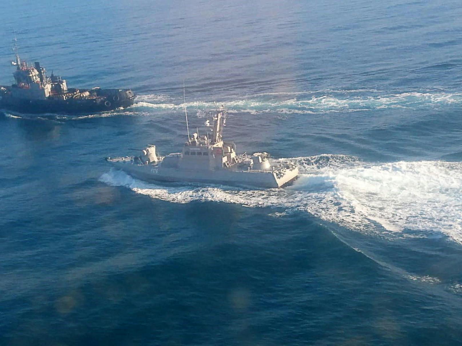 Russische Marineschiffe haben an der Meerenge von Kertsch zwei ukrainische Marine-Boote aufgebracht. Dabei sollen auch Schüsse abgefeuert sein sollen. Drei ukrainische Besatzungsmitglieder sollen verletzt worden sein.
