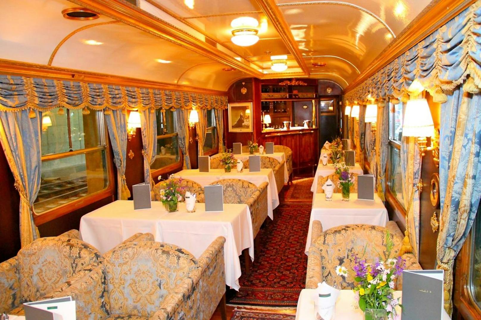 Während die Dampflok aus dem Jahr 1911 den Luxuszug durch Niederösterreich und Wien führt, werden die Gäste im Innneren mit einem 5-Gänge-Menü verwöhnt. (c) Majestic Train de Luxe