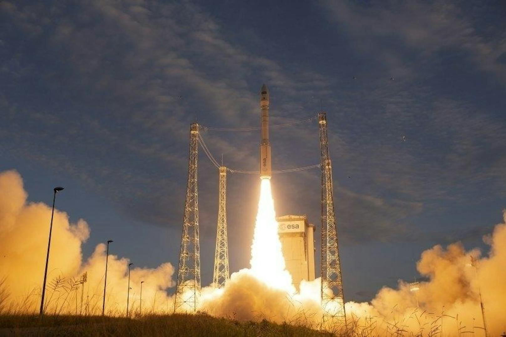 Der Satellit "Aeolus" ist am Mittwoch gegen 23.20 Uhr erfolgreich vom Weltraumbahnhof Kourou (Französisch-Guayana, Südamerika) ins All gestartet.