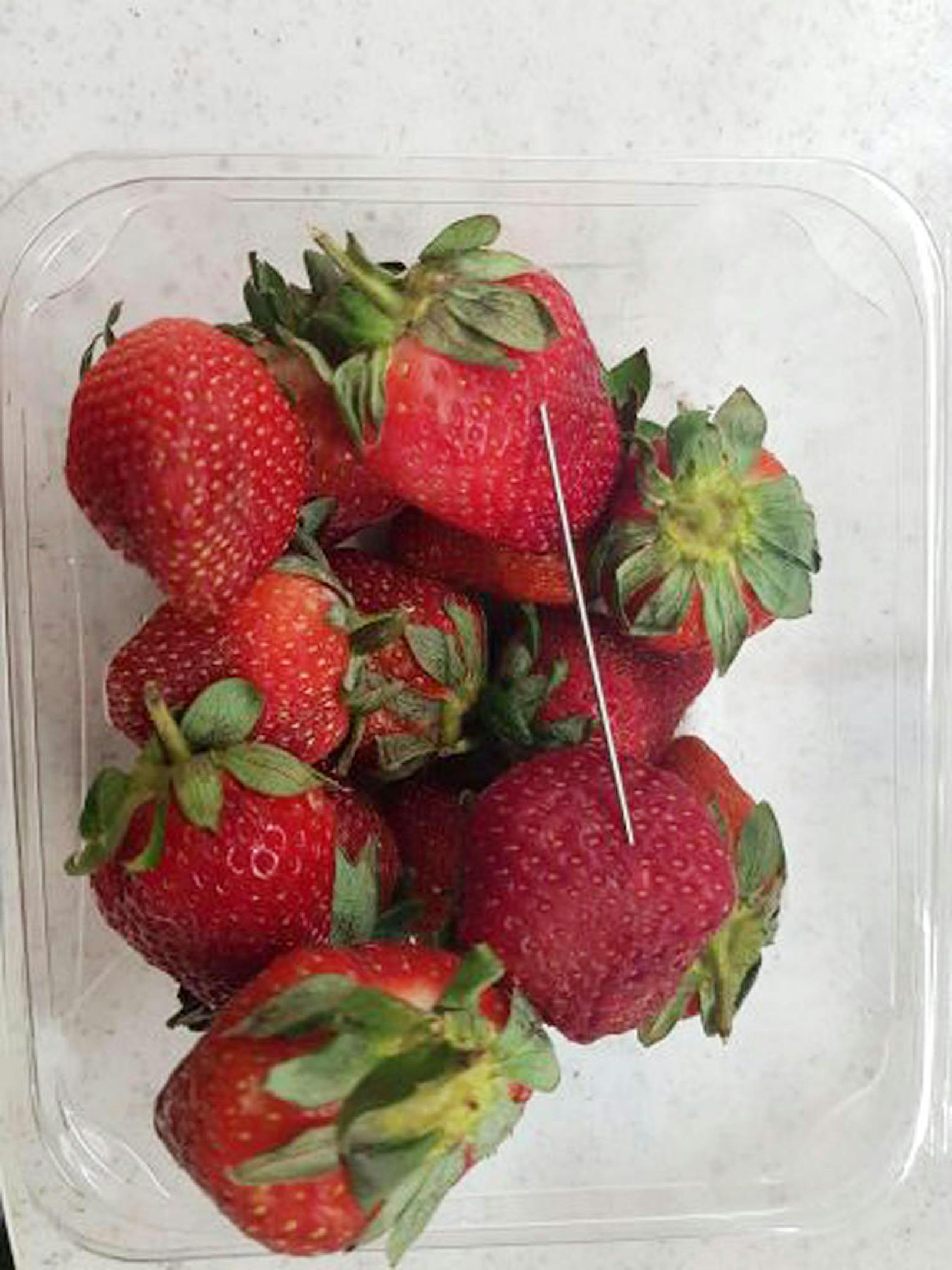 Die Polizei veröffentlichte dieses  Bild im Zusammenhang mit Stecknadelfunden in Erdbeeren in einem Supermarkt.