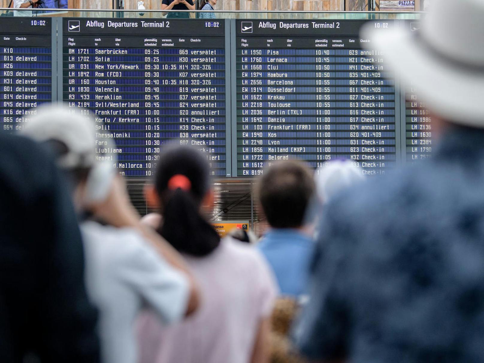 Zahlreiche Fluggäste warten am 28. Juli 2018 am Flughafen in München auf ihre Flüge. Wegen eines Polizeieinsatzes ist die Sicherheitszone im Terminal 2 vorübergehend gesperrt worden. <a href="https://www.heute.at/welt/news/story/Unkontrollierte-Person-Terminal-2-Flughafen-Muenchen-Polizeieinsatz-Verzoegerungen-41323116" target="_blank">Hier weiterlesen >>></a>