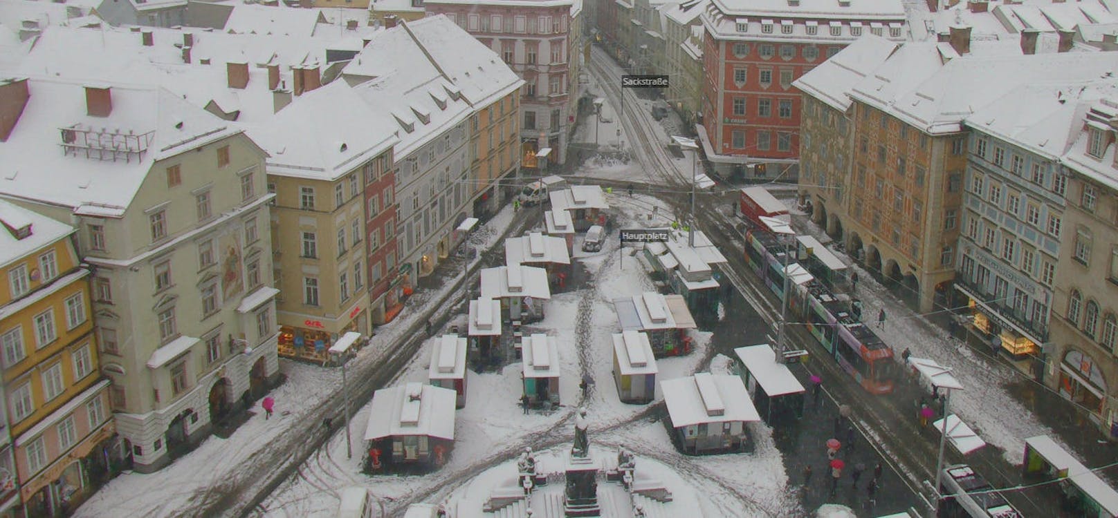 Um 9 Uhr ist der Grazer Hauptplatz noch ohne Hakenkreuz zu sehen.