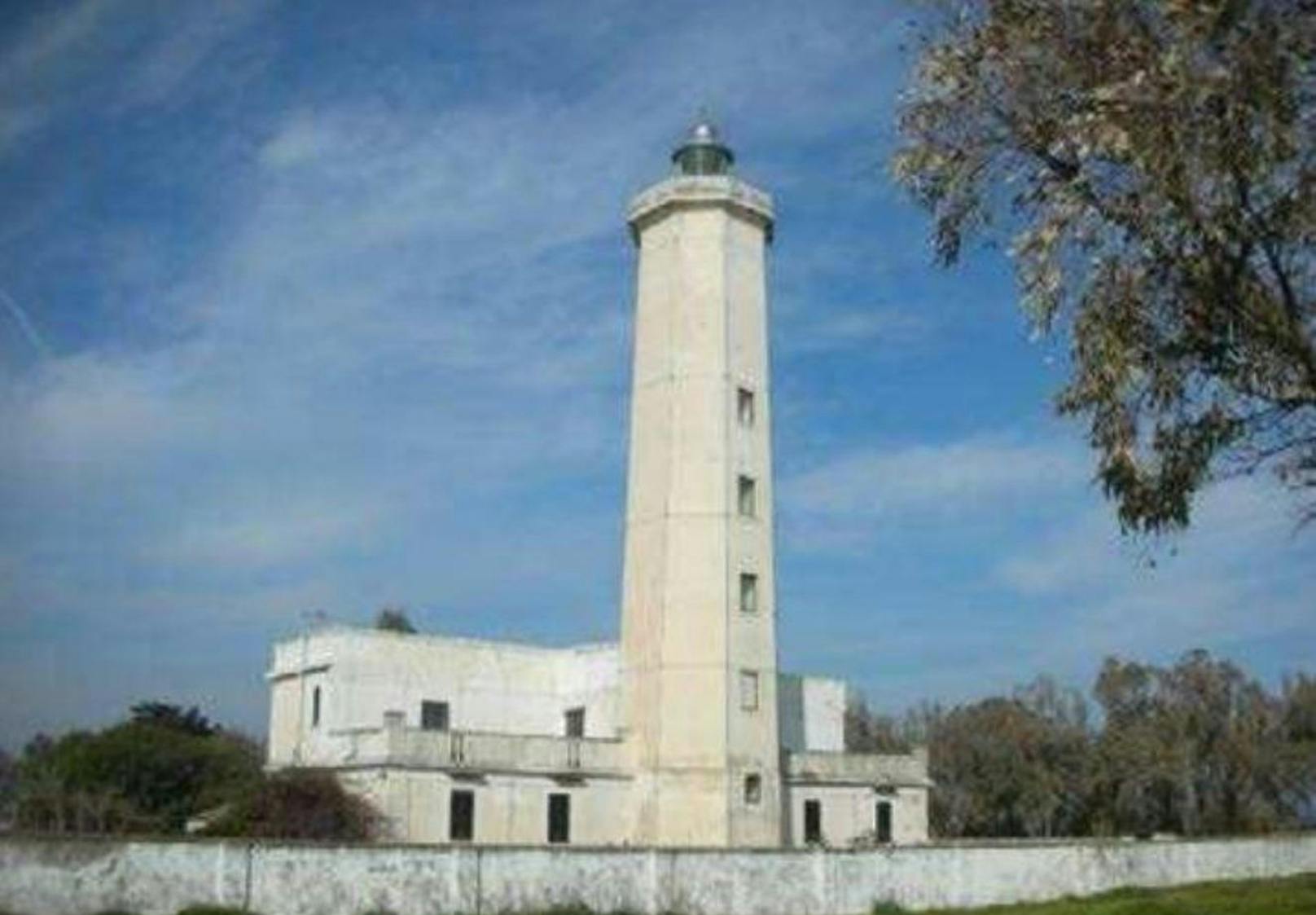 <b>Il Faro di Punta Alice</b>
Dieser Leuchtturm steht in Cirò Marina auf einem über 3000 Quadratmeter grossen Grundstück.