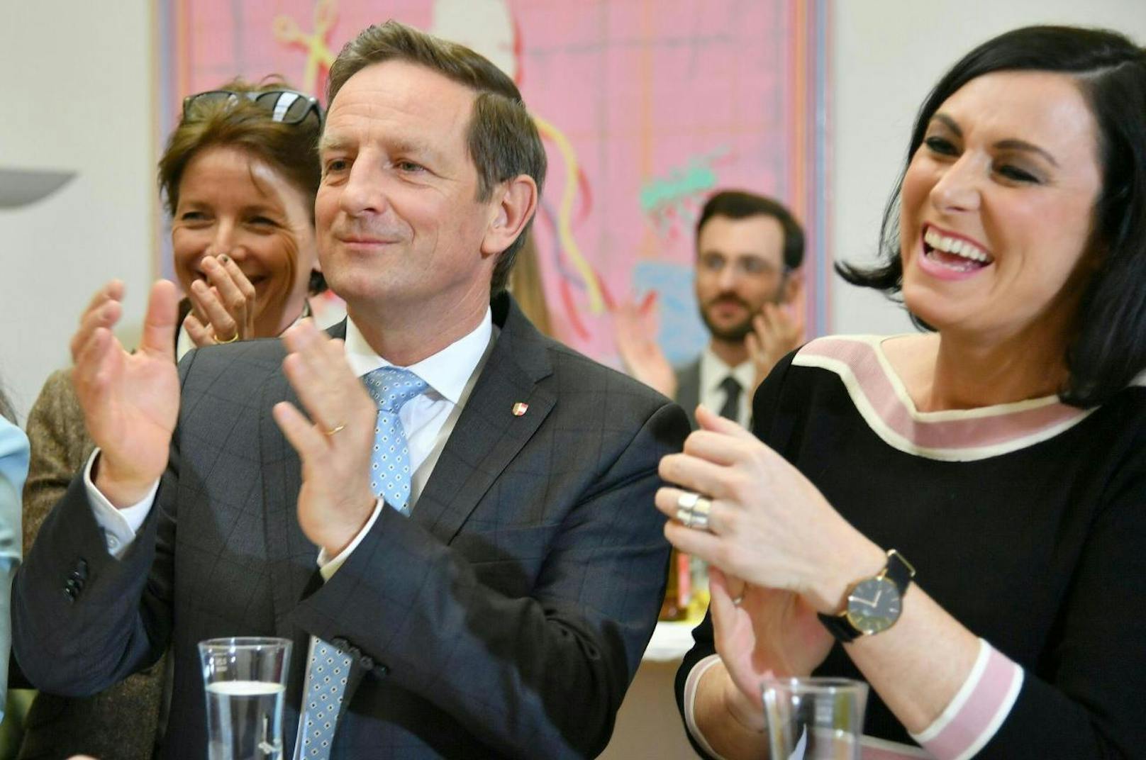 ÖVP-Spitzenkandidat Christian Benger (l.) sowie Landwirtschaftsministerin Elisabeth Köstinger in der ÖVP-Wahlzentrale in Klagenfurt anlässlich der ersten Hochrechnung.