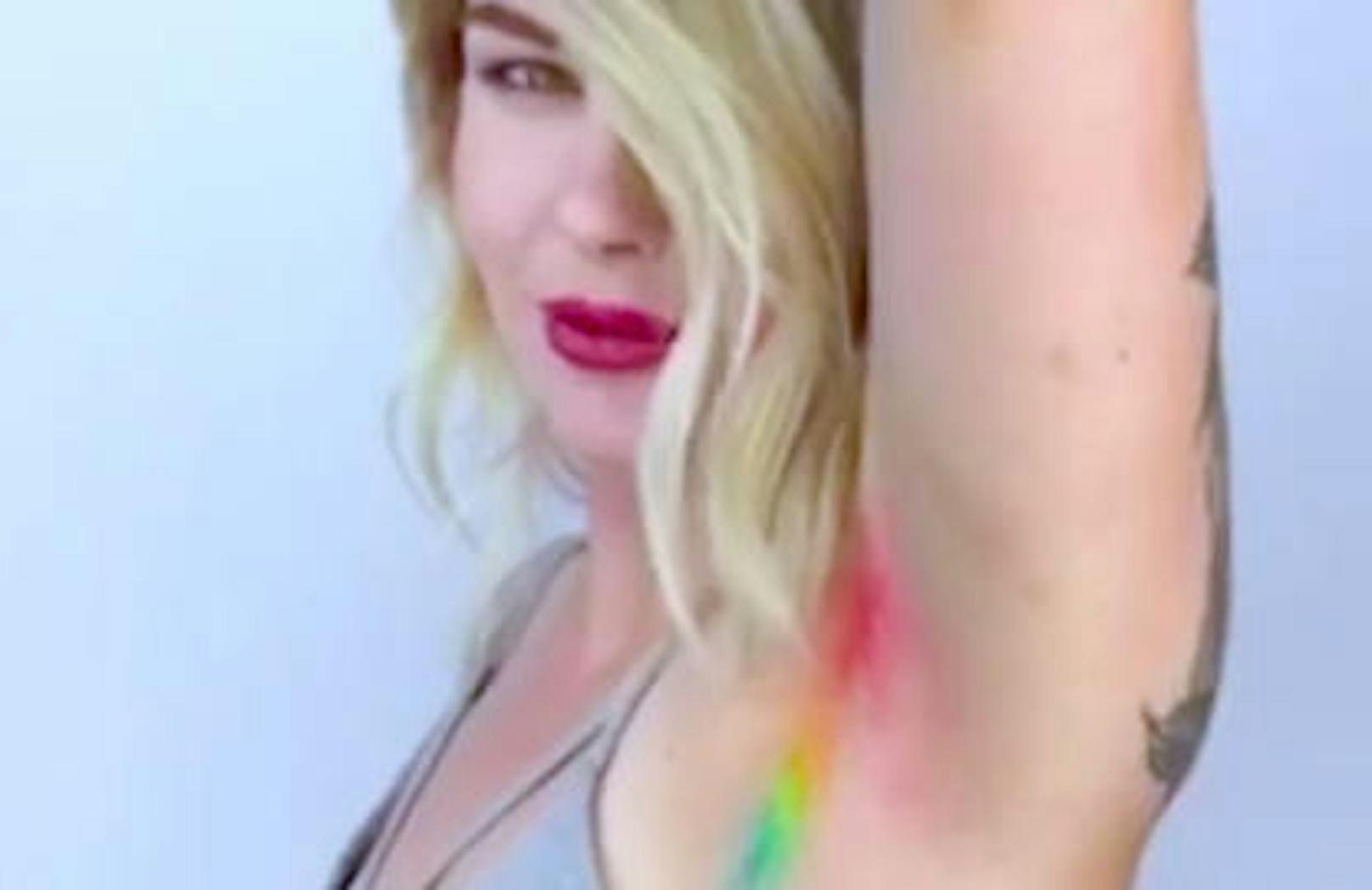 Ein Gag von einer Stylistin zur "Pride Parade" wird viral. Sie färbte die Achselhaare in Regenbogen Farben. (Foto: Caitlin Ford Hair)