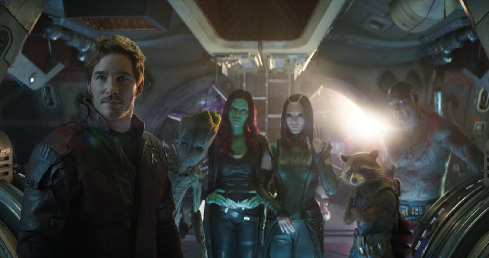 Die Guardians of the Galaxy (von links) Star-Lord/Peter Quill (Chris Pratt), Groot (gesprochen von Vin Diesel), Gamora (Zoe Saldana), Mantis (Pom Klementieff), Rocket (gesprochen von Bradley Cooper) und Drax (Dave Bautista) treffen im All auf Thor und seine Gefährten. 