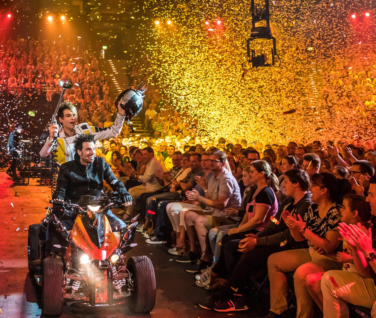 Pyrotechnik, Mega-Equipment und ordentlich Schmäh: Die Ehrlich Brothers geben sich den ganz großen Auftritt.