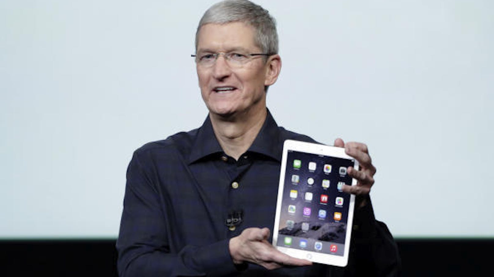 Apple-Chef Tim Cook mit einem iPad.