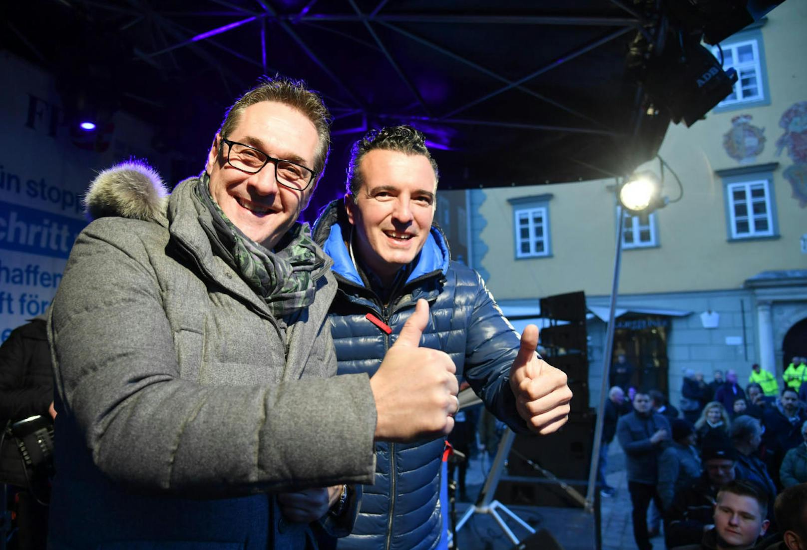 FPÖ-Vizekanzler Heinz-Christian Strache mit Känrtens FPÖ-Obmann Gernot Darmann beim Wahlkampffinale am Samstag