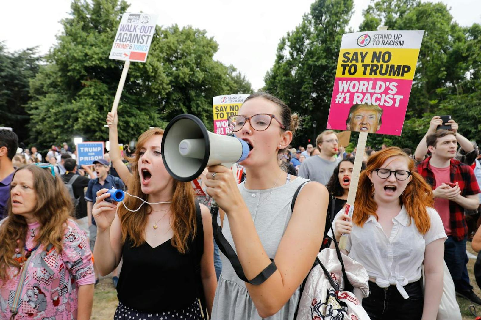 Vor der US-Botschaft in London hatten sich mehrere Dutzend Demonstranten versammelt um gegen Donald Trump zu protestieren (12. Juli 2018).