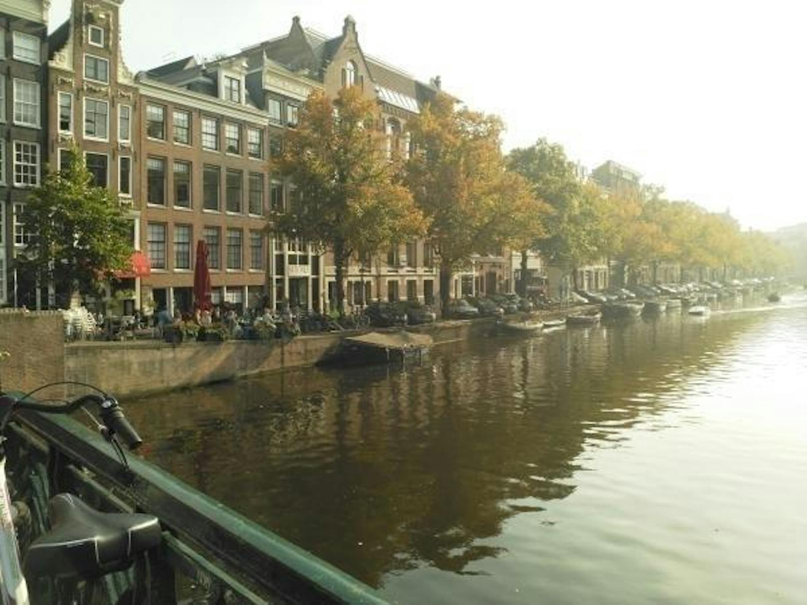 Eine der hundert Grachten von Amsterdam. Fotos lassen sich auf dem Nokia 8 im Nachhinein bearbeiten.