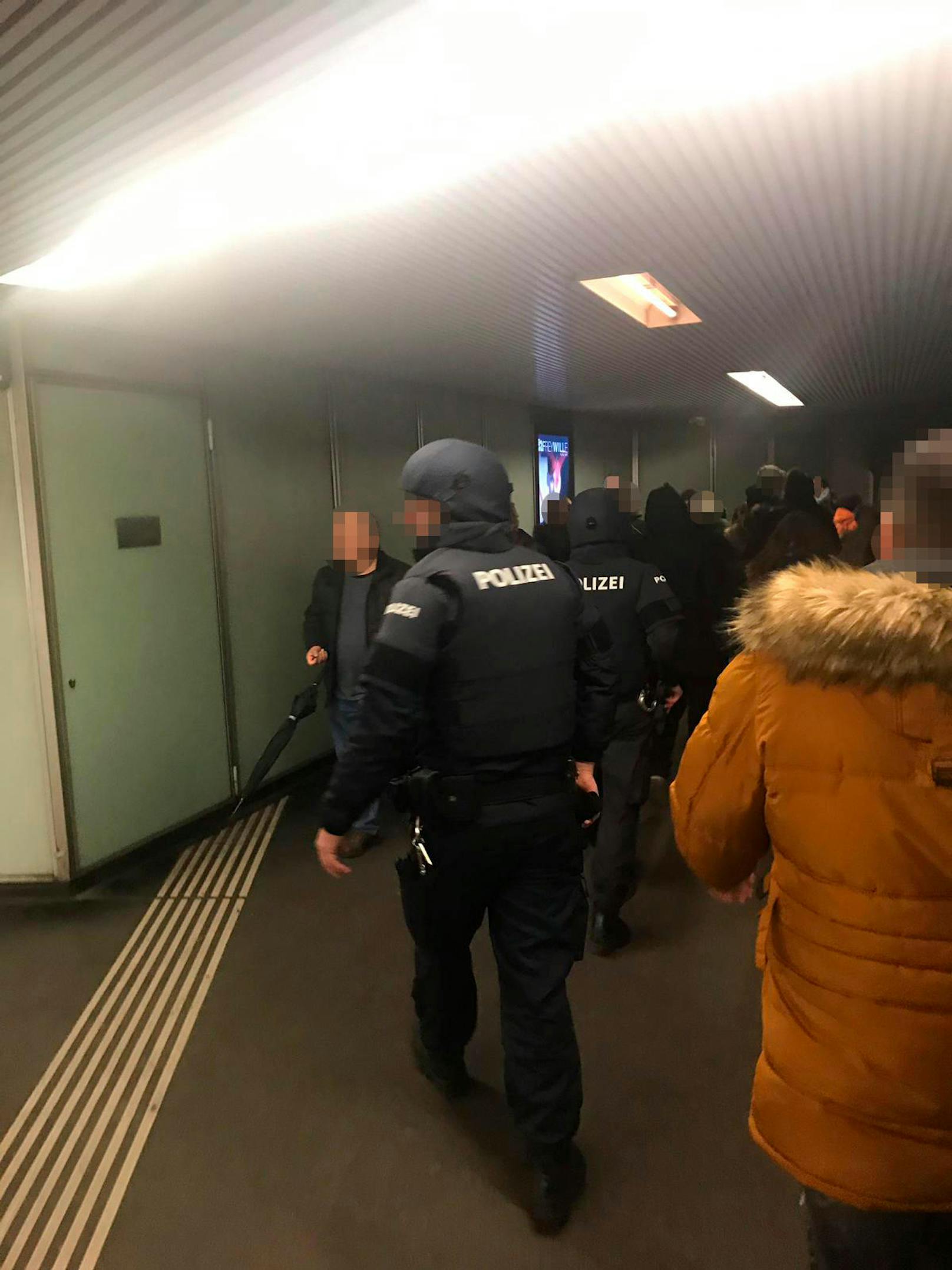 Auch die U-Bahn-Station Karlsplatz wurde auf der Suche nach dem flüchtigen Bankräuber von der Wiener Polizei durchkämmt.