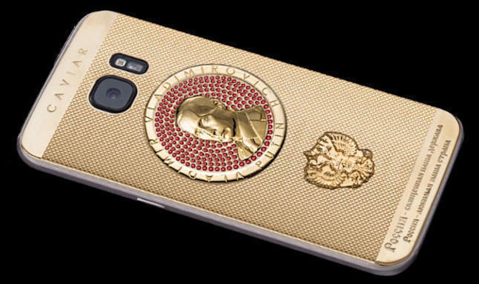 Die russische Firma Caviar hat sich zum Ziel gesetzt, Smartphones mit teuren Materialien und Verzierungen zu veredeln. Das opulente Smartphone mit 32 GB kostet 1,79 Millionen Rubel, umgerechnet knapp 23.100 Euro. Hinter der Veredelung steckt übrigens ein Samsung Galaxy S7.