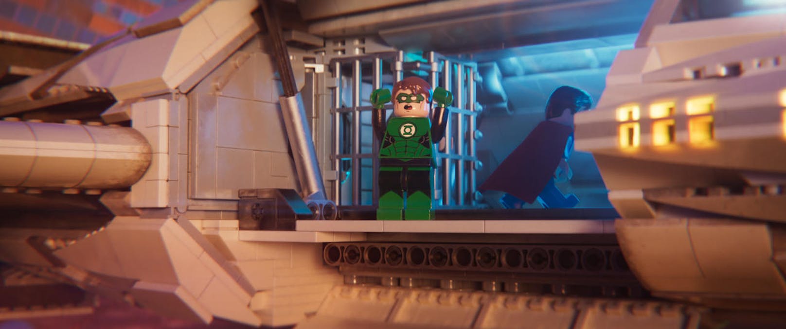 Green Lantern hält eine große Rede - bis die Raumschifftür mittendrin vor seiner Nase zugeht.