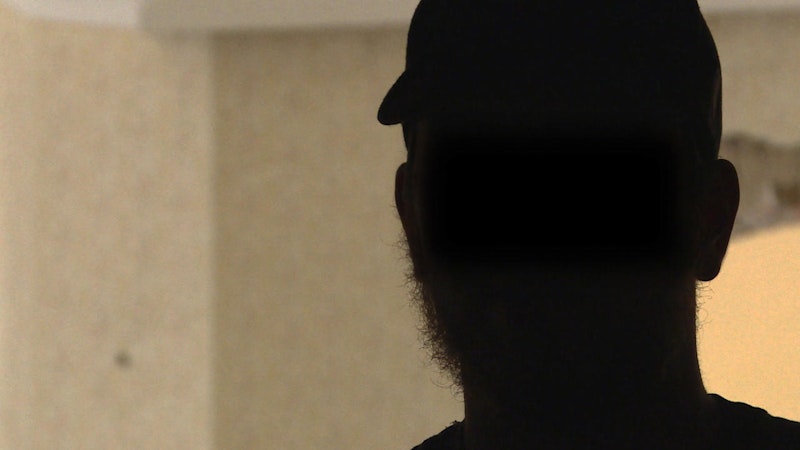 "Ich wollte euch schlachten", erzählt er in der Puls4-Doku. Im Interview schildert er, wie er sich radikalisierte und welche Gräueltaten er in Syrien mit ansehen musste.