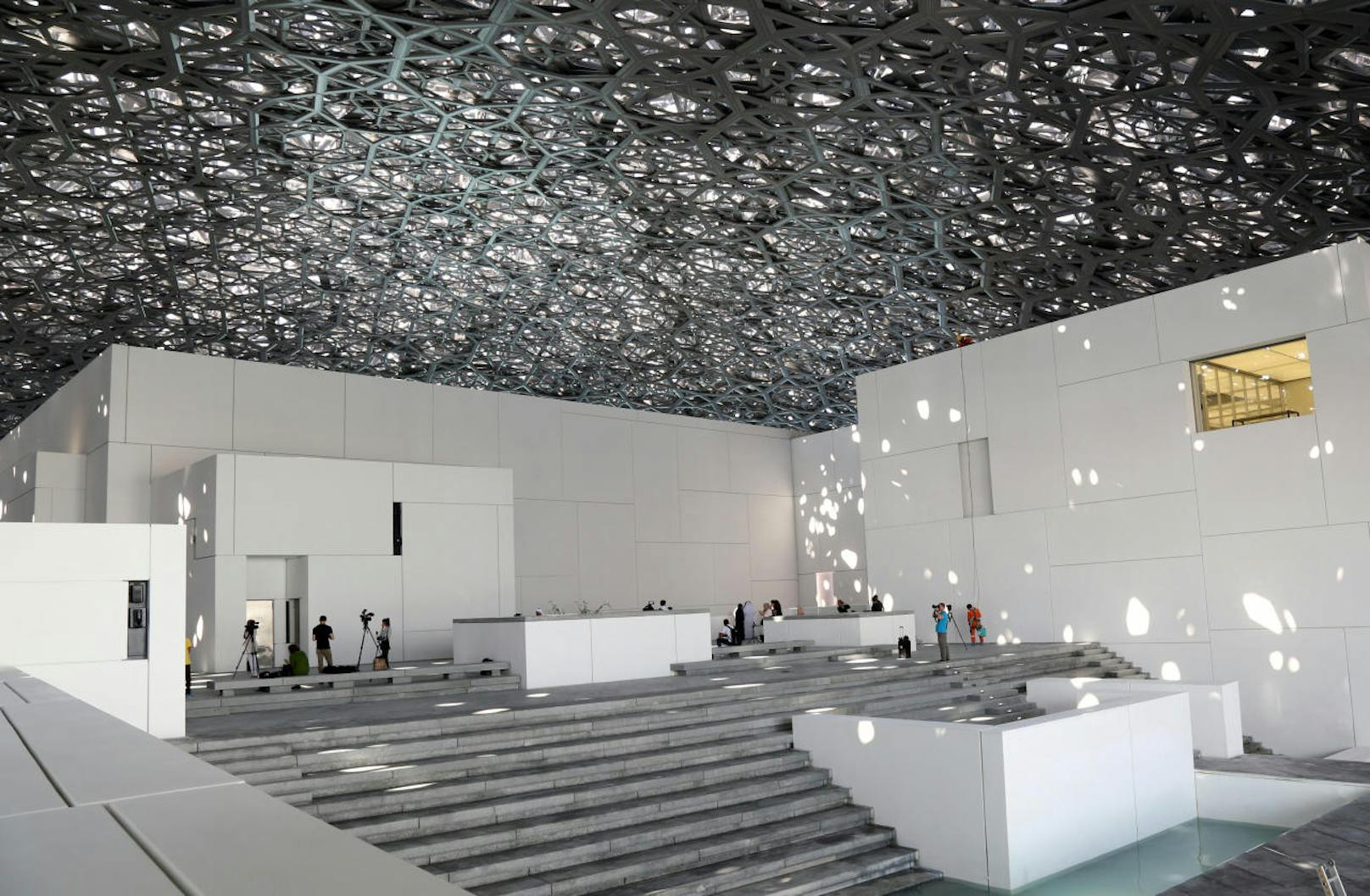 Blick in den neuen Louvre Abu Dhabi