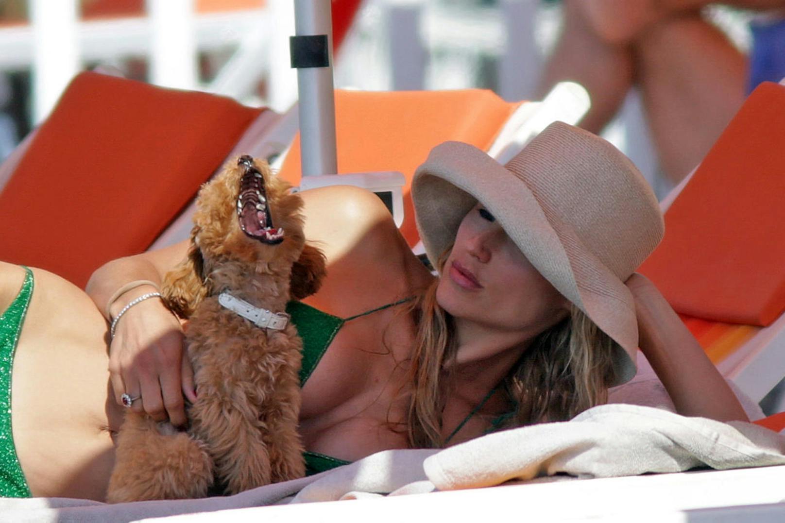 14.05.2018: Ein Hundeleben: Wenn Michelle Hunziker auf Urlaub fährt, darf auch ihr Hund mit an den Strand. Während ihn viele Menschen um seinen Platz beneiden, findet der Vierbeiner den Platz an der Sonne zum Gähnen.