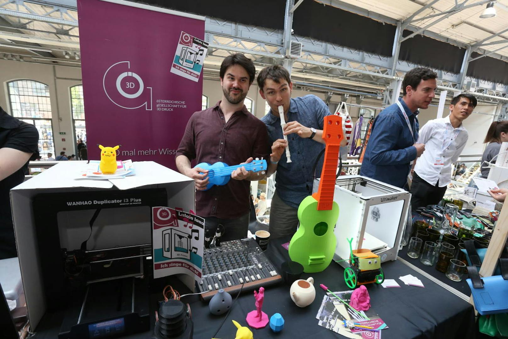 Diese zwei Herren haben einen Faible für 3D-Druck, sie werden gleich ihre Instrumente selber drucken. Der 3D-Drucker kann übrigens auch Musik machen.