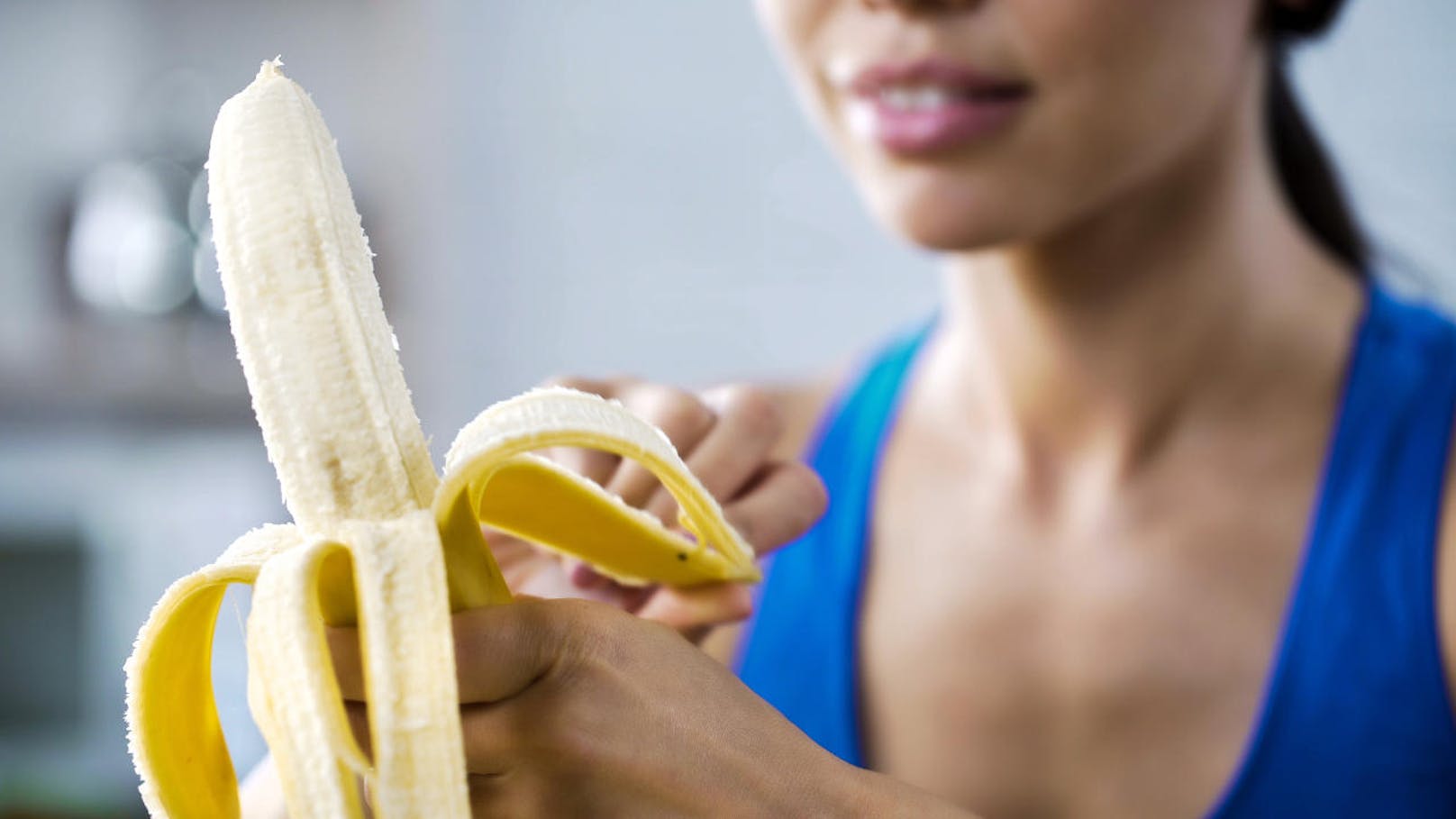 <b>Bananen </b>sind leicht verdaulich, haben viele Vitamine und Mineralstoffe und machen lange satt. Sie gelten als der perfekte Energielieferant für intensive Trainingseinheiten. Zudem sind sie ideal, um die Glykogenspeicher nach dem Training wieder aufzufüllen.