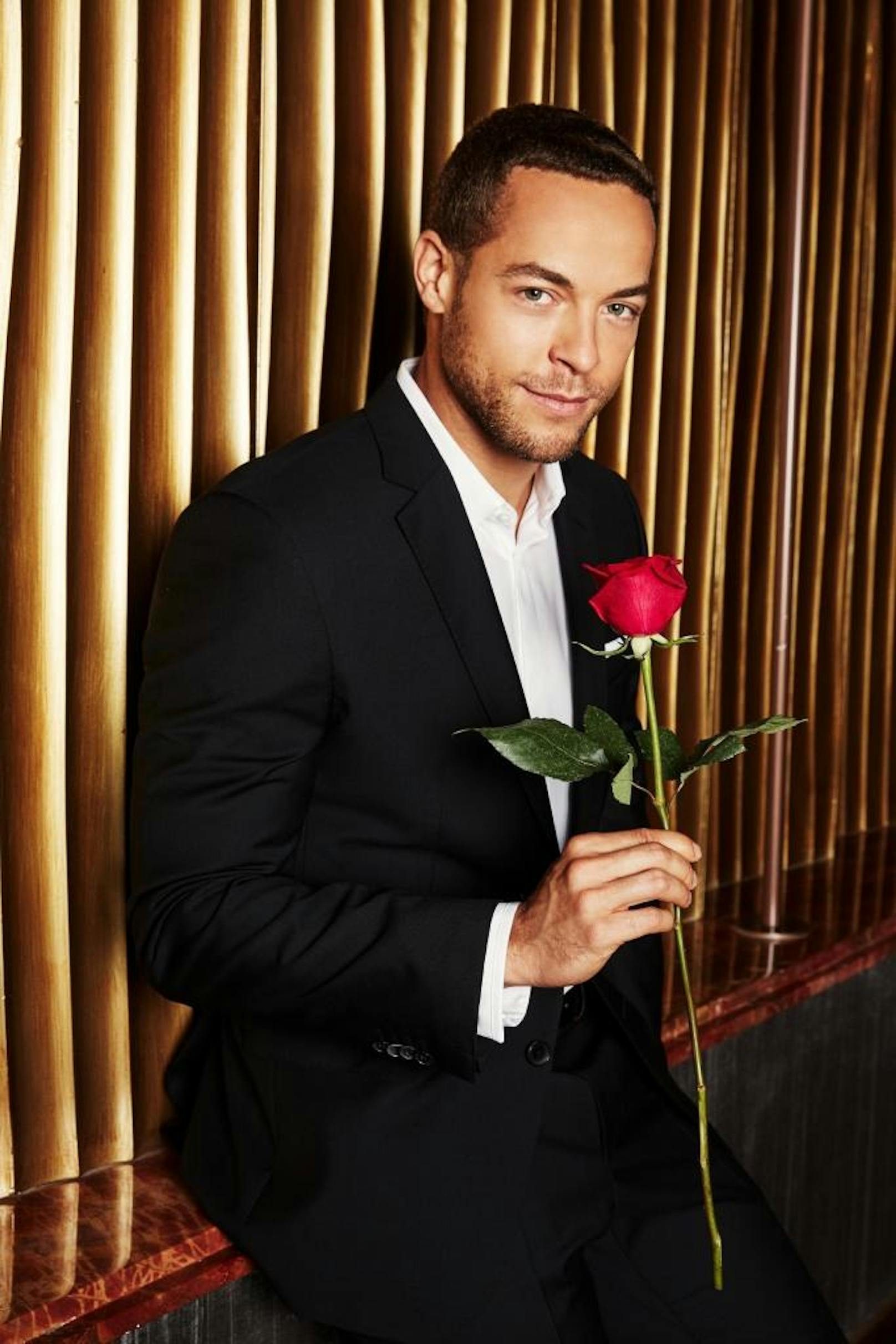 Andrej mit einer Rose.