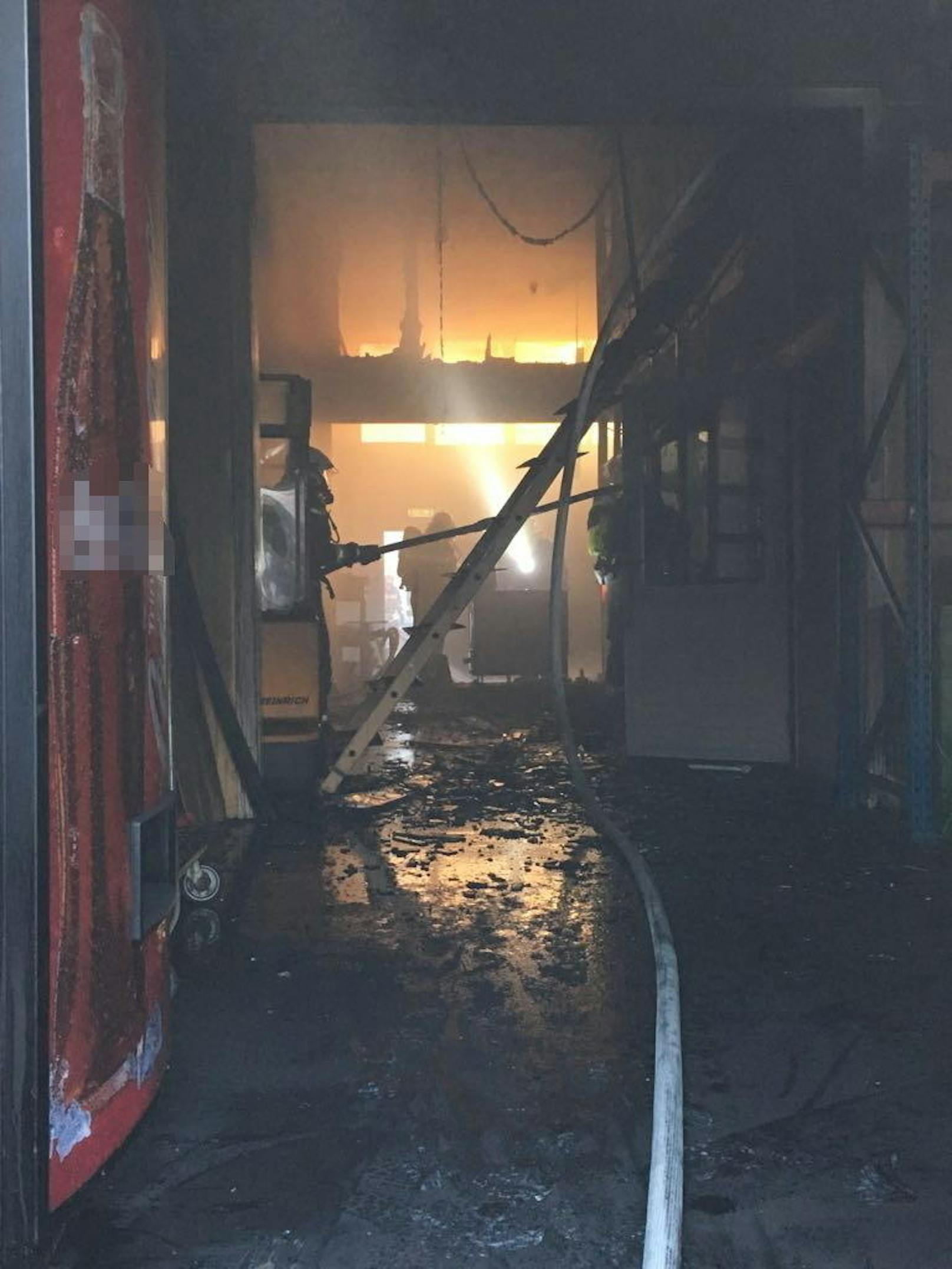 Am Großgrünmarkt ist in der Nacht auf Sonntag (1. Juli) in einer Lagerhalle ein Brand ausgebrochen.