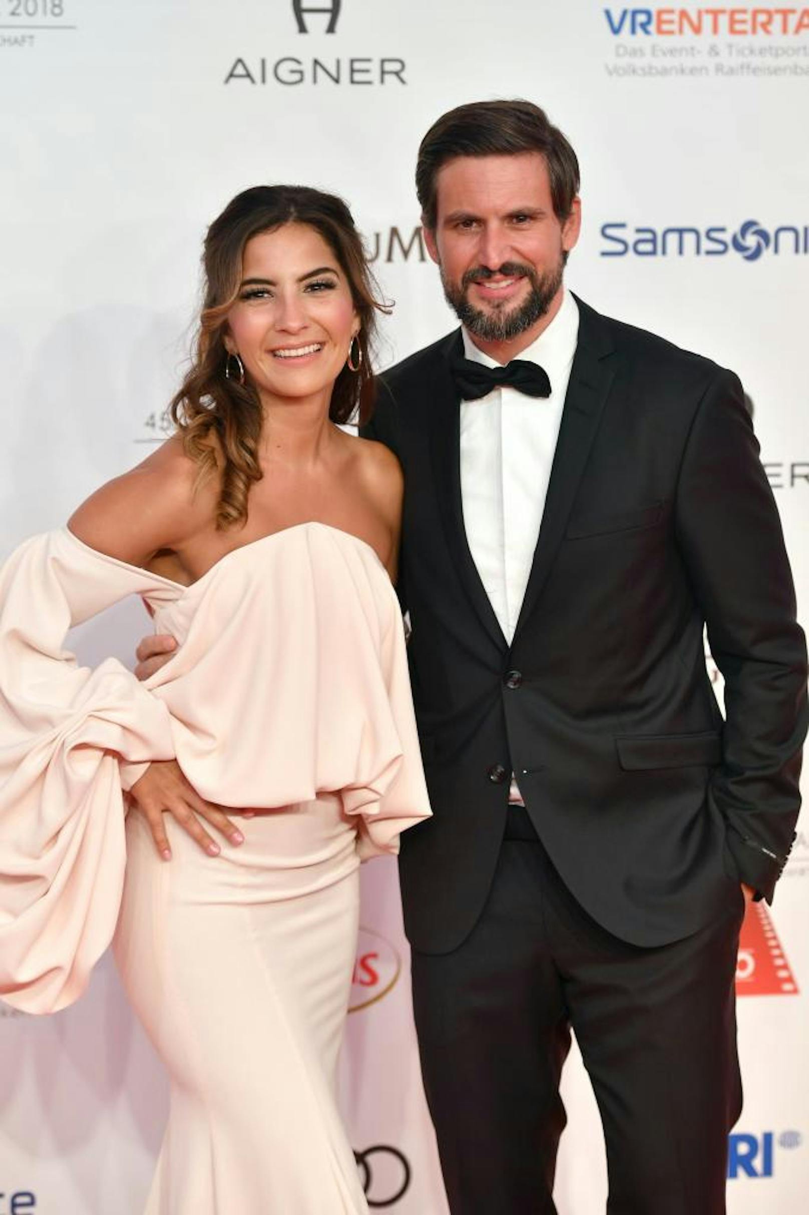 Schauspielerin Chryssanthi Kavazi und "Cobra 11"-Star Tom Beck feierten ihre Hochzeit beim Griechen - dem Lokal ihrer Eltern. Seit 25. August ist Kavanzi nun Frau Beck.