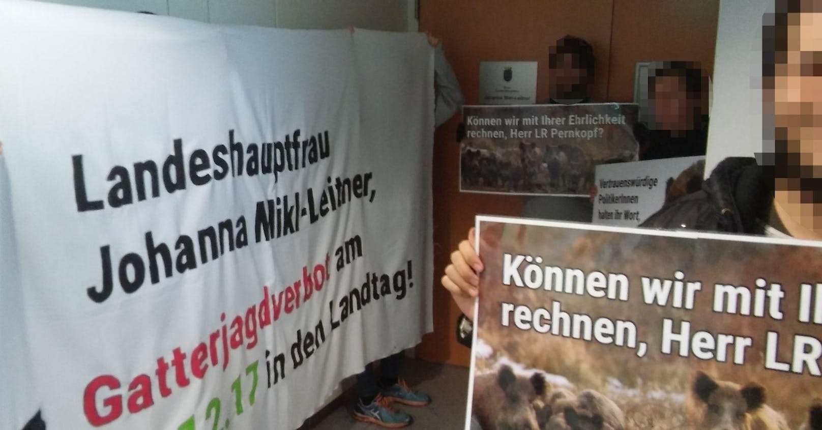 Auf riesigen Plakaten war die Botschaft deutlich zu erkennen: Schluss mit Gatterjagd in Niederösterreich.