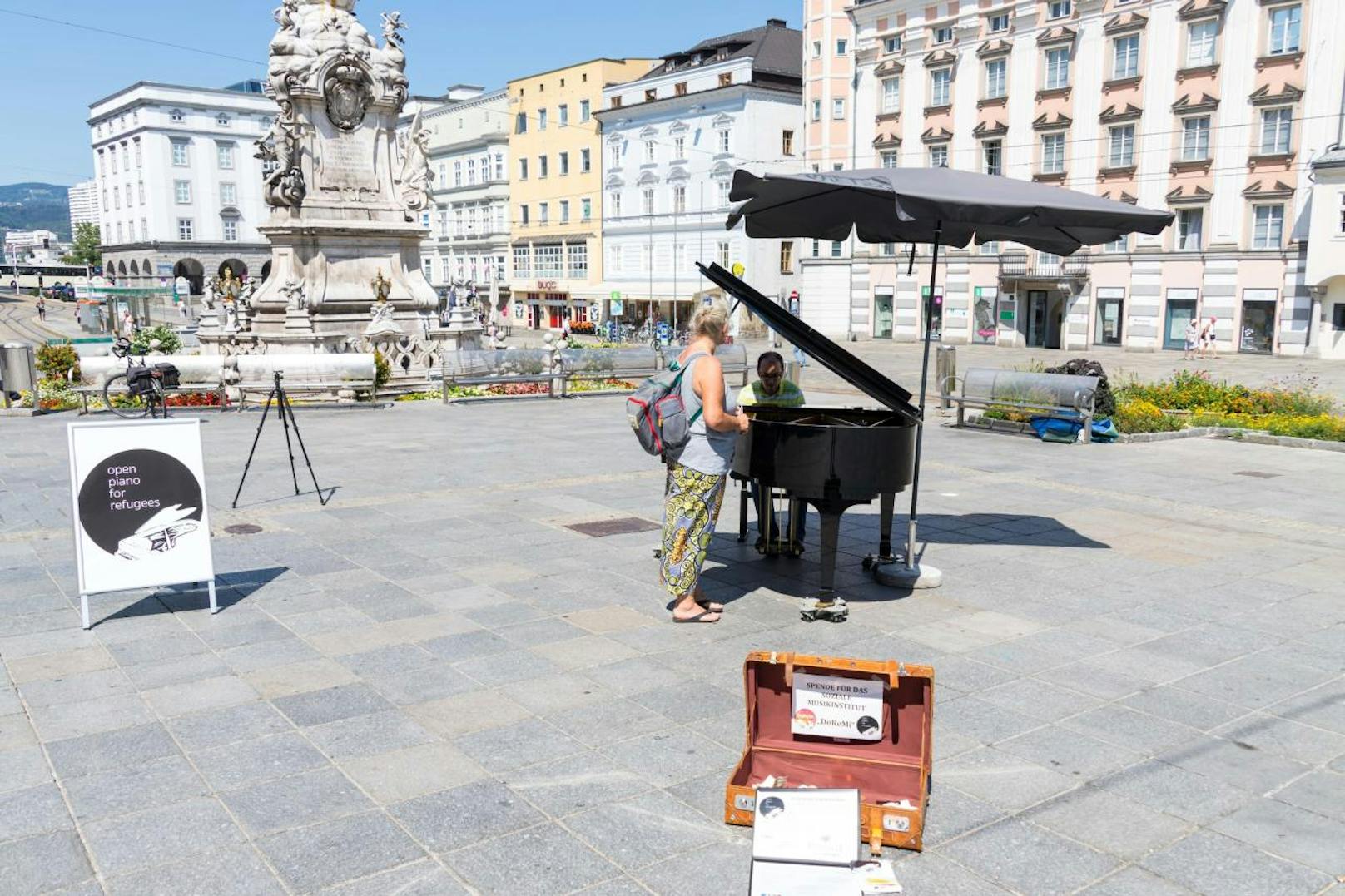 Die ersten Musiker trotzten der Hitze am Linzer Hauptplatz. Ausgebildeter Pianist Andreas (38) spielte ein Stück von Franz Liszt. Auch Organisatorin Barbara Plank (27) spielte auf und gab gesanglich Gas. Wer mag, kann eine freiwillige Spende abgeben.
