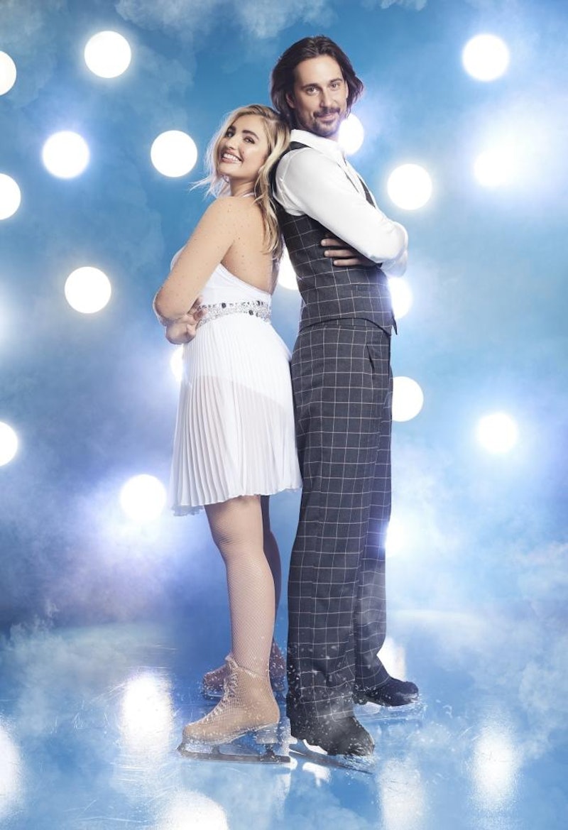 <b>Fix im Finale: </b>
Curvy Model <b>Sarina Nowak</b> heißt seit ihrer Heirat 2017 Sarina Harrison und ist inzwischen junge Mama. Seit ihren mageren Anfängen bei "Germany's Next Topmodel" ist viel Zeit vergangen ...

Ihr Partner <b>David Vincour</b> wurde fünf Mal in Folge Tschechischer Meister und startete mit der Teilnahme an den olympischen Spielen und weiteren internationalen Wettkämpfen auch weltweit voll durch. Seine Wettkampfkarriere legte David 2010 vorläufig auf Eis und tritt seitdem bei verschiedenen Shows auf.