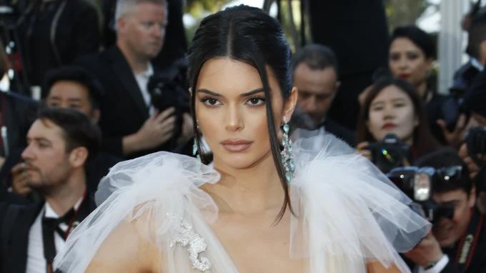 Kendall Jenner transparent in Cannes