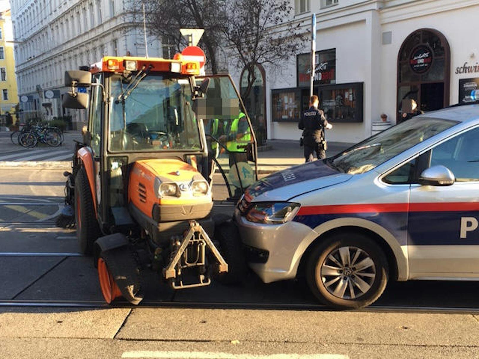 Am Mittwochvormittag kollidierte ein Polizeiauto auf einer Einsatzfahrt mit einem Traktor der MA48.