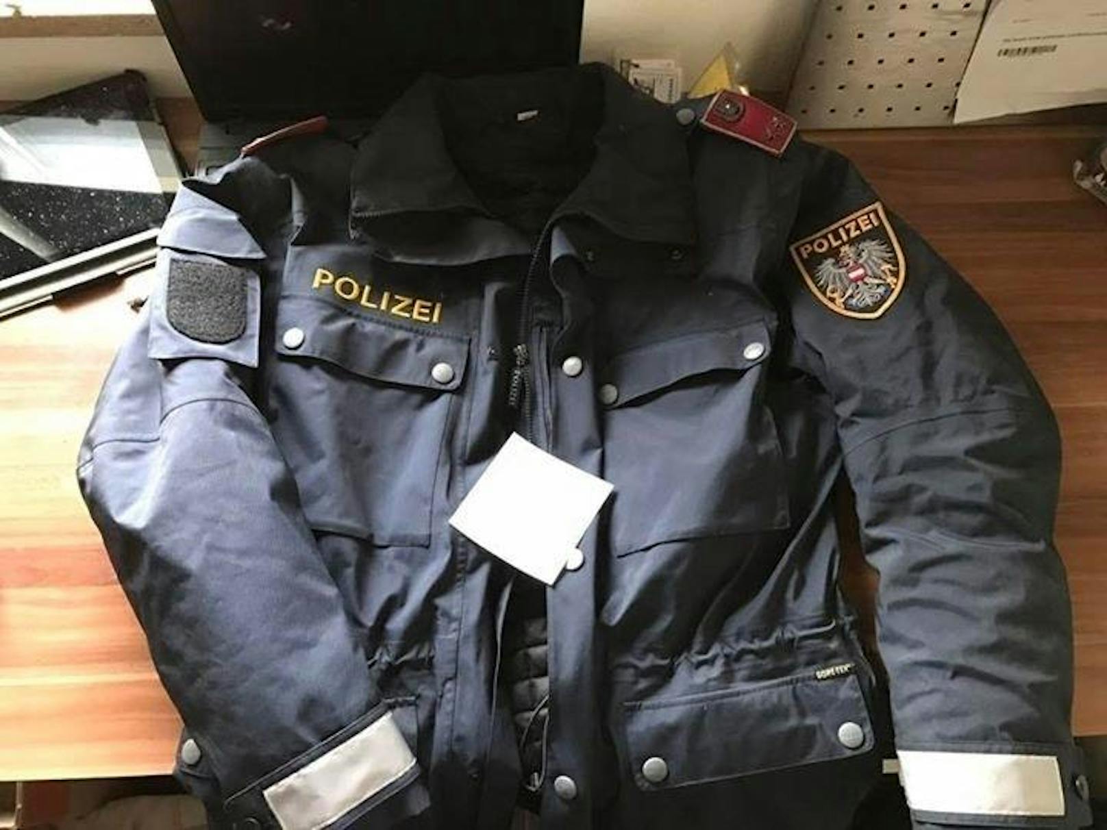 Ein Linzer verkauft auf Facebook eine Polizei-Uniform.