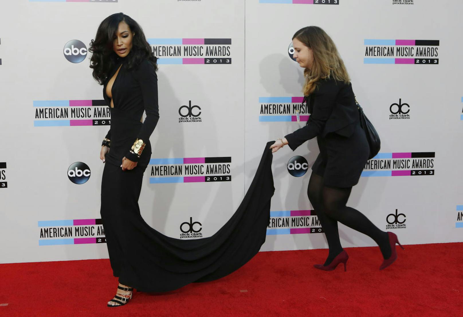 Naya Rivera bei den 41st American Music Awards in Los Angeles. Ihre Assistentin muss ihr beim Kleid helfen.