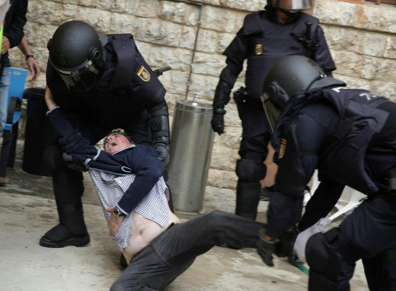 Die spanische Polizei wollte die Katalanen von der Stimmabgabe beim Referendum fernhalten, auch mit Gewalt. Bilder von blutüberströmten Verletzten zeigen die Polizeibrutalität.
