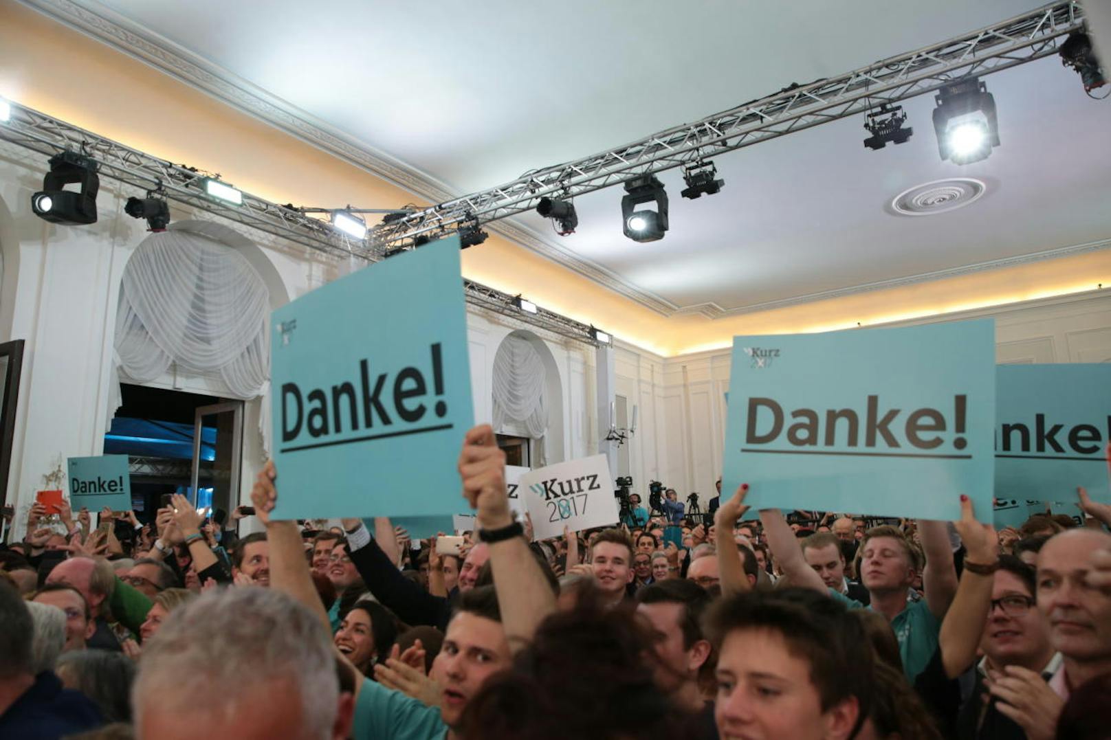 Riesenjubel bei der ÖVP und ihrem siegreichen Spitzenkandidaten Sebastian Kurz