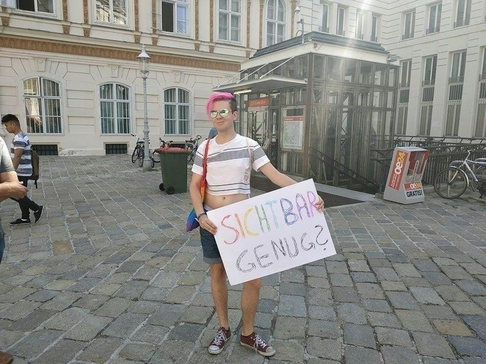 Wann ist Homosexualität "sichtbar genug" fragt dieser junge Mann mit seinem Plakat.