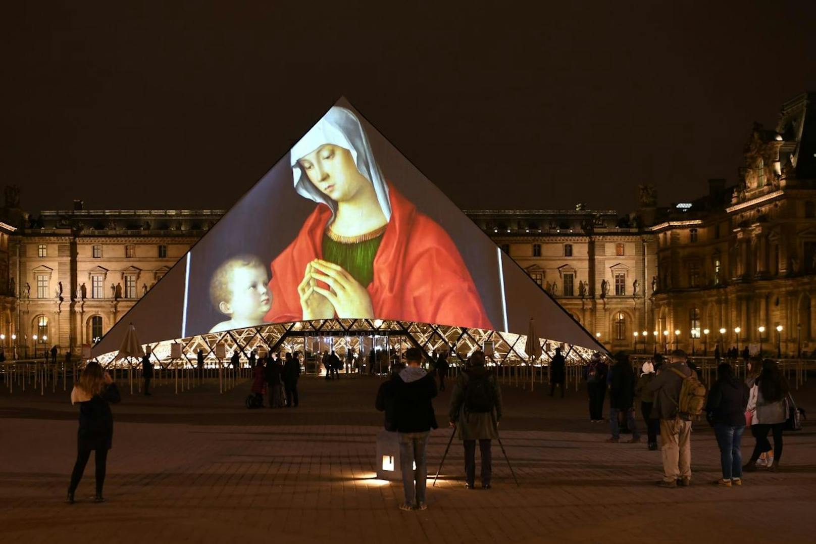 Eindrucksvolle Bilderprojektion auf den Pariser Louvre im Rahmen der Eröffnung des Louvre Museums in Abu Dhabi am 8.11. (Offizielle Eröffnung: 11.11.)