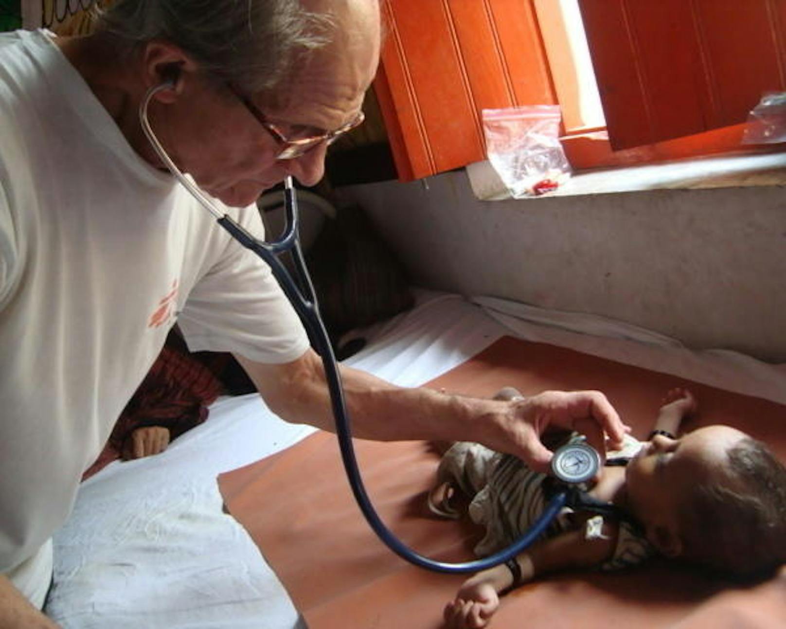 Klaus Täuber (77) ist der älteste Mediziner bei "Ärzte ohne Grenzen". Er half unter anderem im Libanon und in Indien. Aktuell ist er in Armenien.                                