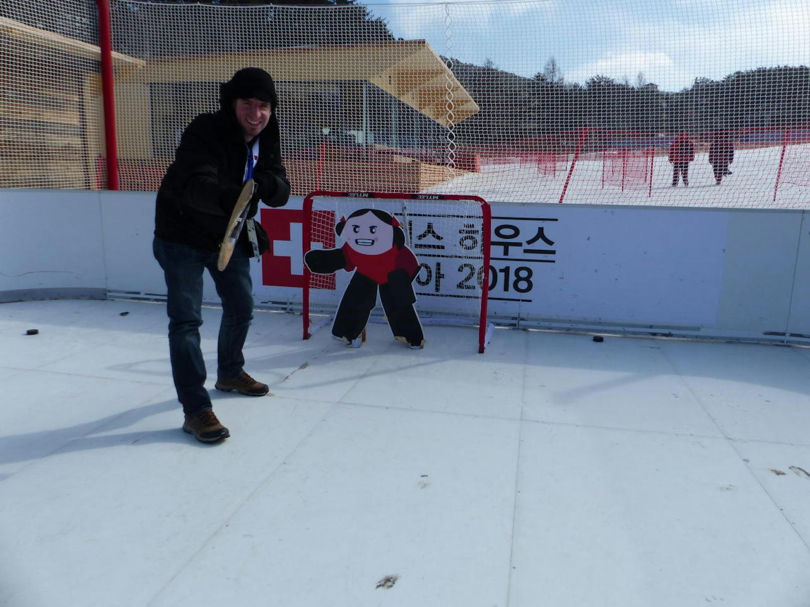 Die Schweizer wollen ihren Gästen Eishockey näherbringen.