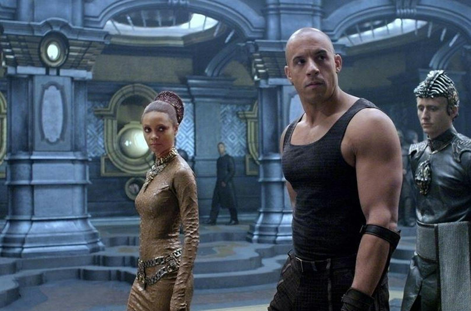 Dame Vaako (Thandie Newton, li.) hat ihre eigenen Pläne mit Riddick.